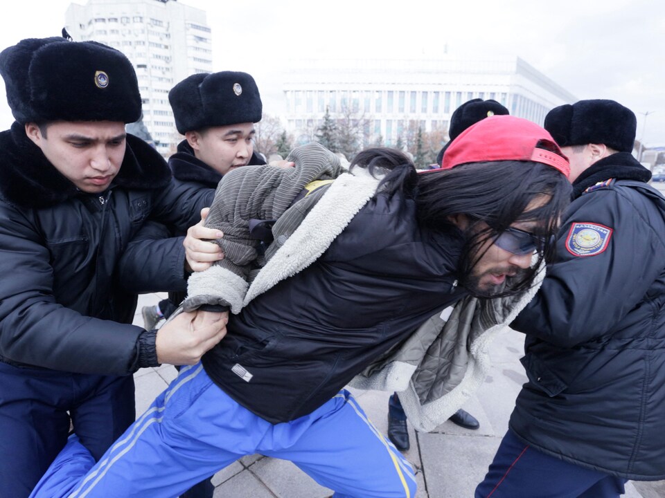Un homme est arrêté par la police au Kazakhstan.