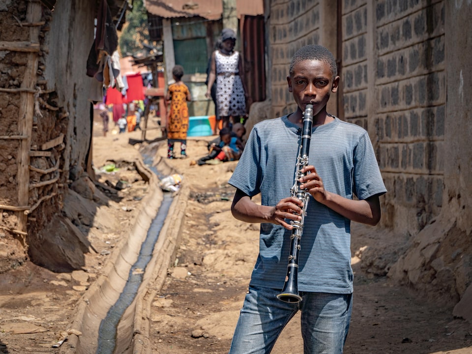 Simon Mwangi joue la clarinette.