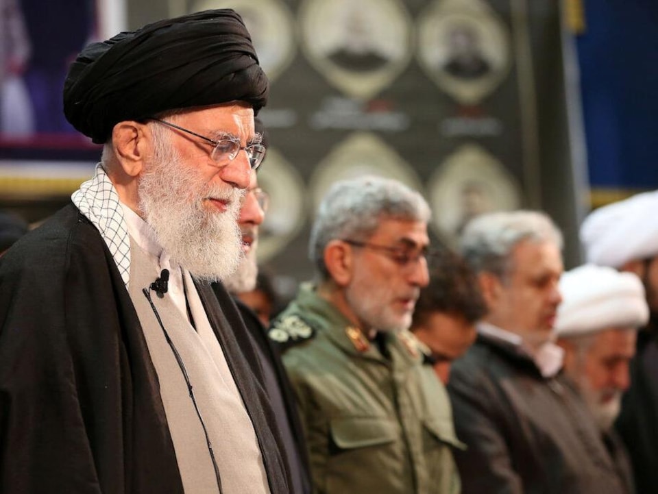 L'ayatollah Ali Khamenei, en prière. 