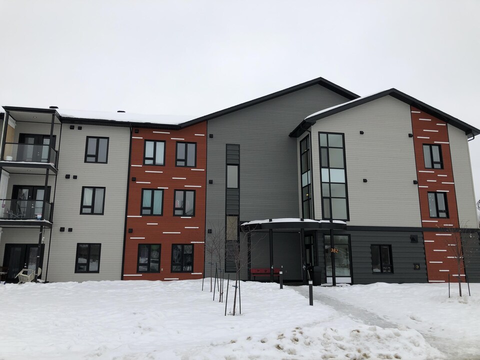 La façade de l'immeuble en hiver.