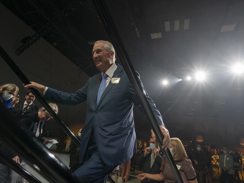 Laurent Beaudoin gravit un escalier.