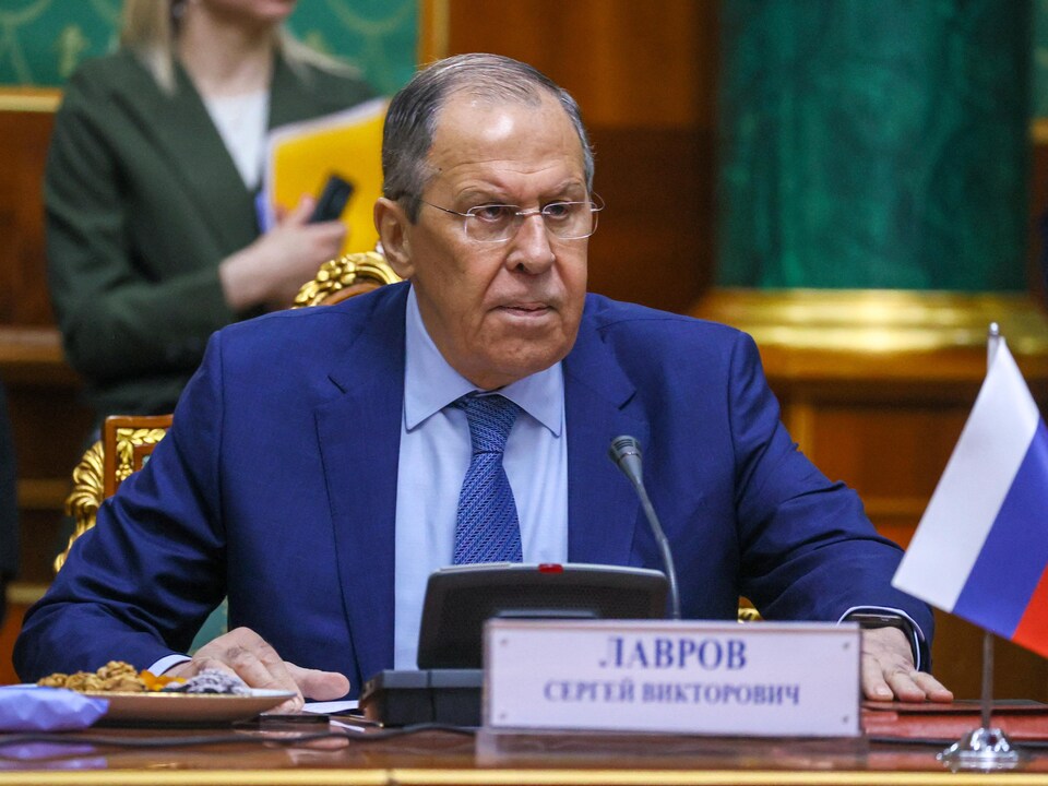 Sergueï Lavrov assiste à une réunion.