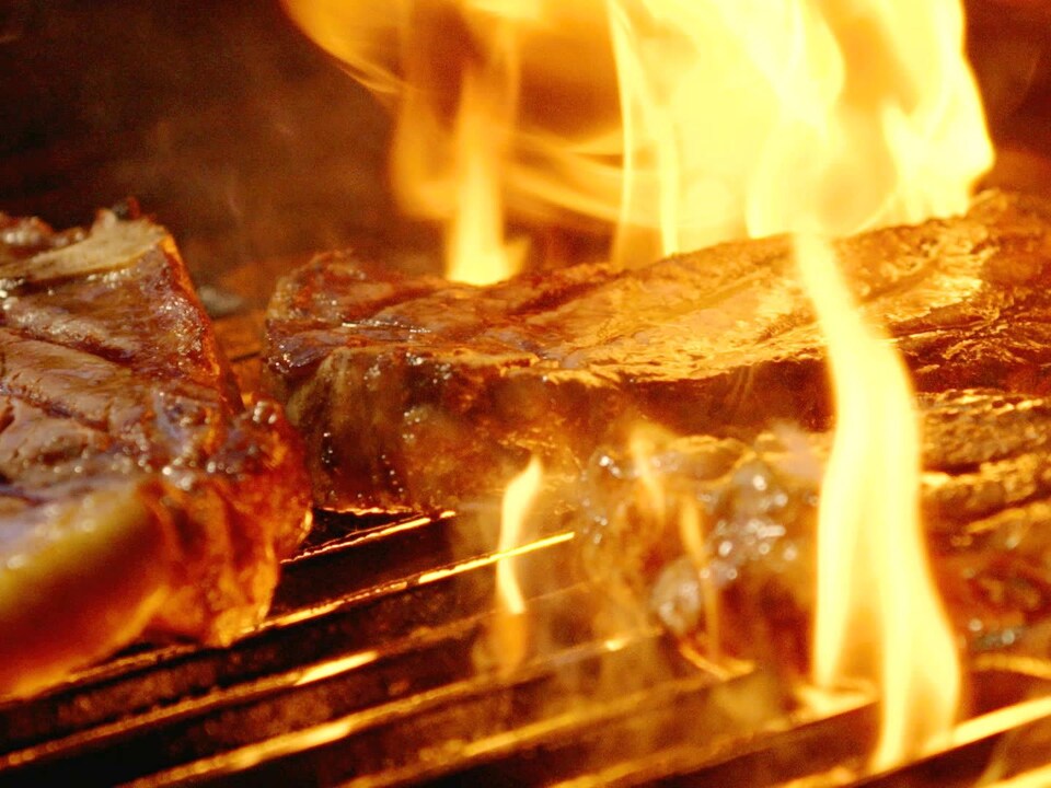 Des flammes sur un BBQ.