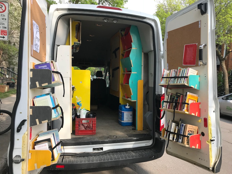 Des étagères de livres à l'arrière de la camionnette.