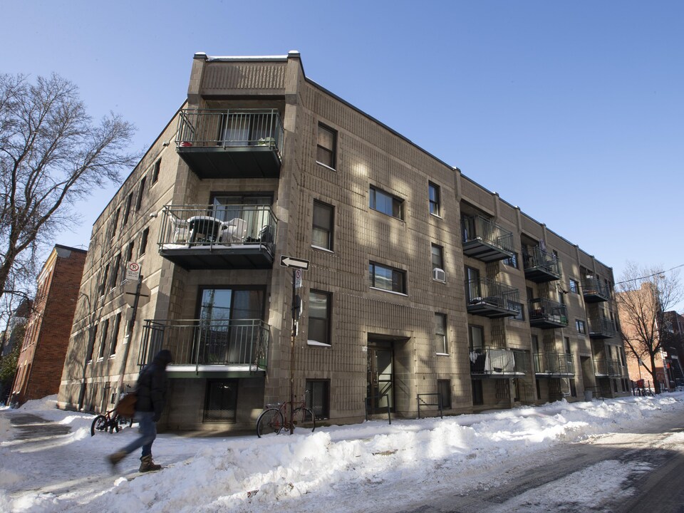Façade d'un HLM sur la rue De La Visitation, à Montréal, en hiver.