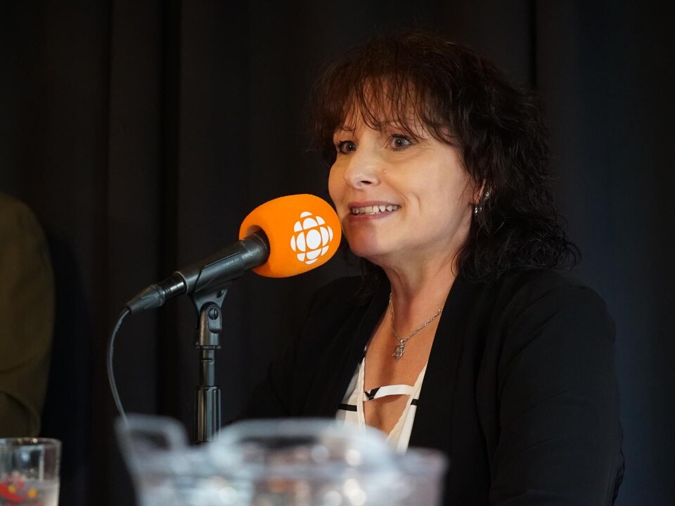 Louise Moreault lors d'un débat électoral radiophonique.