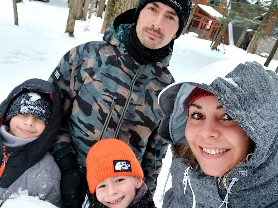 La famille Cloart dehors en hiver.