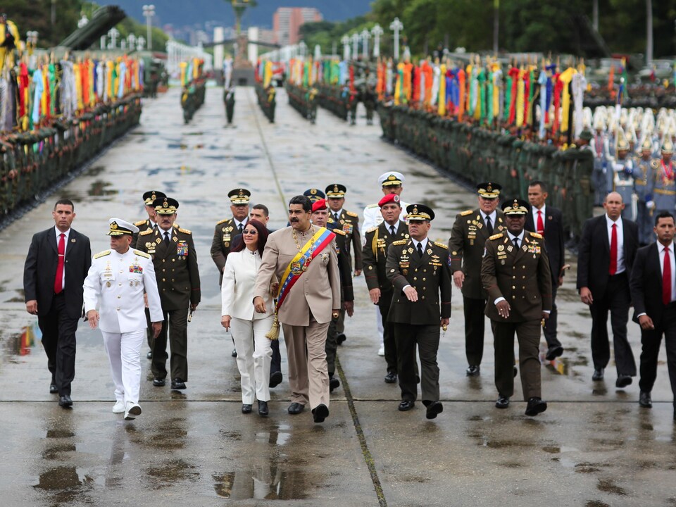Nicolas Maduro marche avec des généraux.