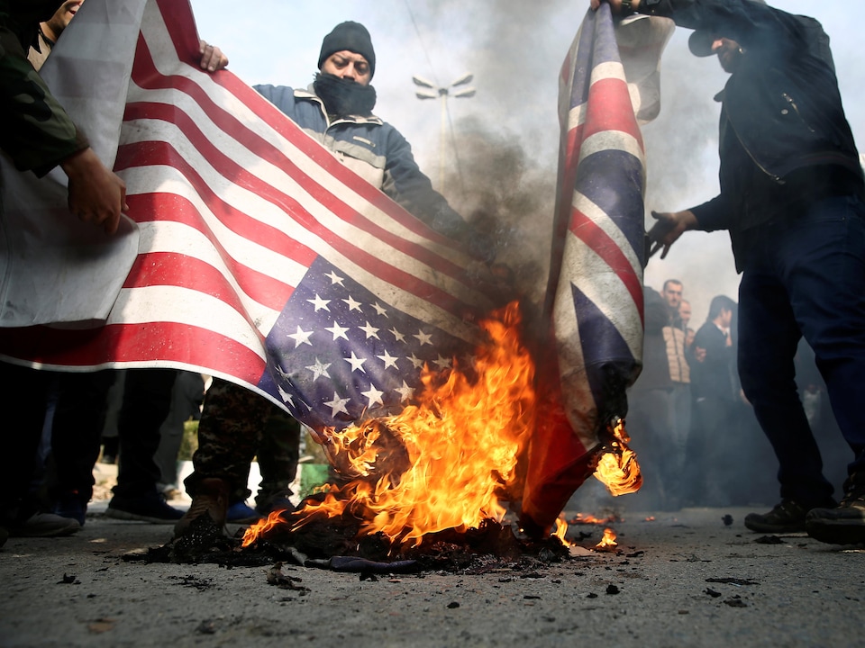 Ils brûlent un drapeau américain.