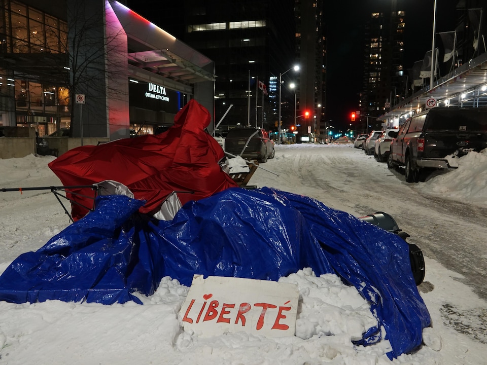 Ένα πλαστικό σεντόνι και μια αφίσα που γράφει "ελευθερία" εγκαταλελειμμένα σε ένα χιόνι στο κέντρο της Οττάβα.