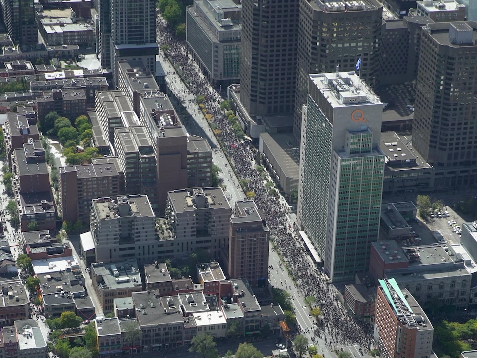 Plusieurs milliers de manifestants dans les rues du centre-ville de Montréal.