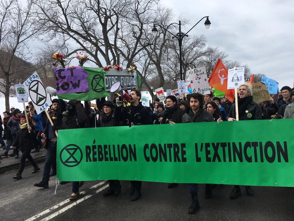 « Rébellion contre l'extinction », indique une banderole portée par des manifestants.