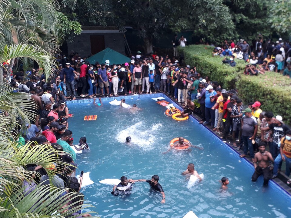 Une dizaine de manifestants barbotent joyeusement dans la piscine du président du Sri Lanka.