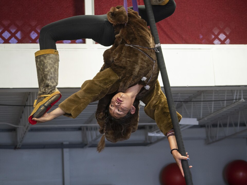 Mariam Nancy Mae Imak, en acrobatie renversée, dans les airs.