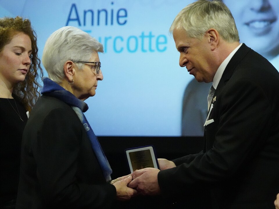 François Paradis remet un coffret à une femme.