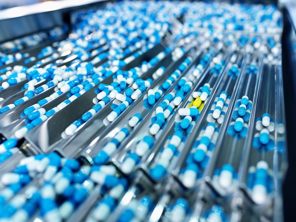 Chaîne de production de médicaments.