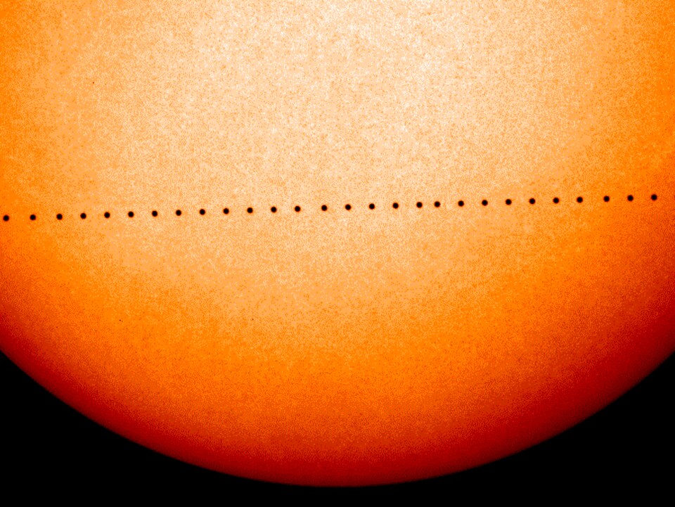 Image composée du trajet de Mercure devant le disque solaire durant le passage de 2006.