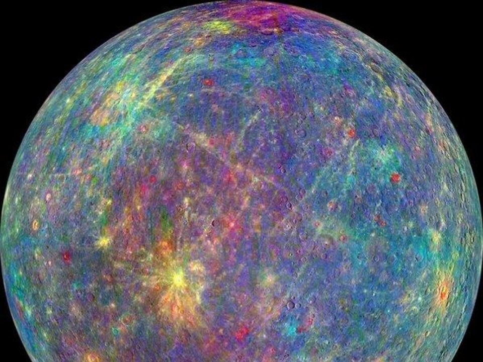 Bien que Mercure puisse paraître terne à l'œil humain, différents minéraux apparaissent dans un arc-en-ciel de couleurs sur cette image captée par la sonde Messenger.