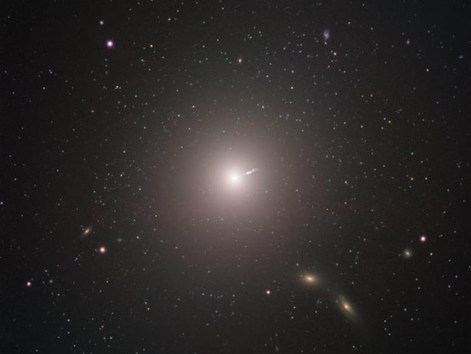 Messier 87  est une énorme galaxie elliptique visible dans la constellation de la Vierge.