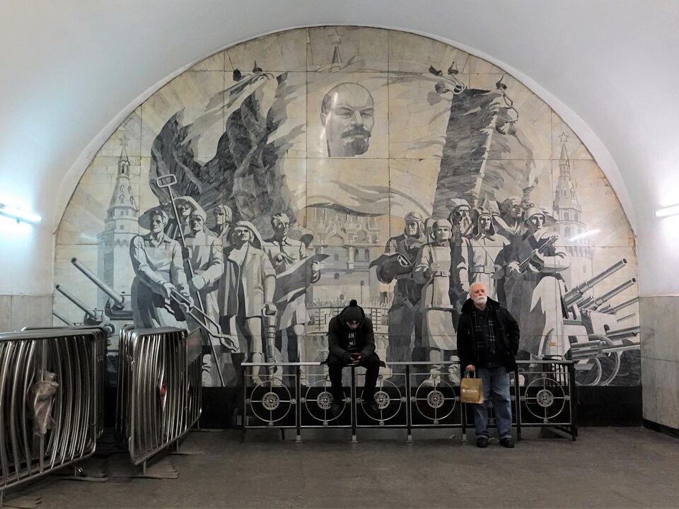 L'effigie de Lénine veille sur des soldats et travailleurs d'usine, à la Station Novokuznetskaya.