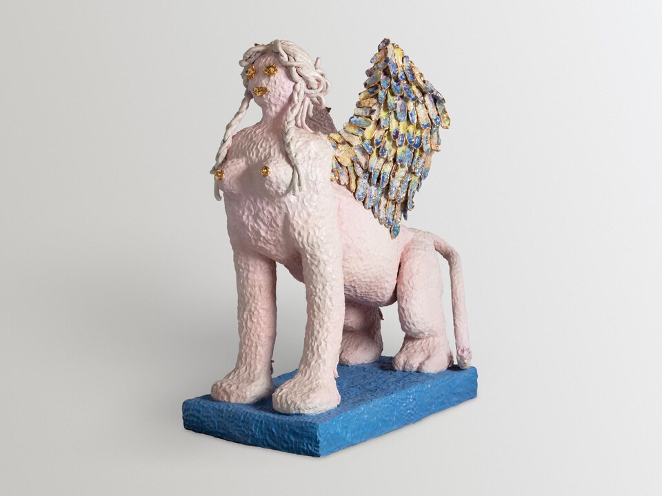 Une figurine ailée ressemblant à un centaure féminin. 