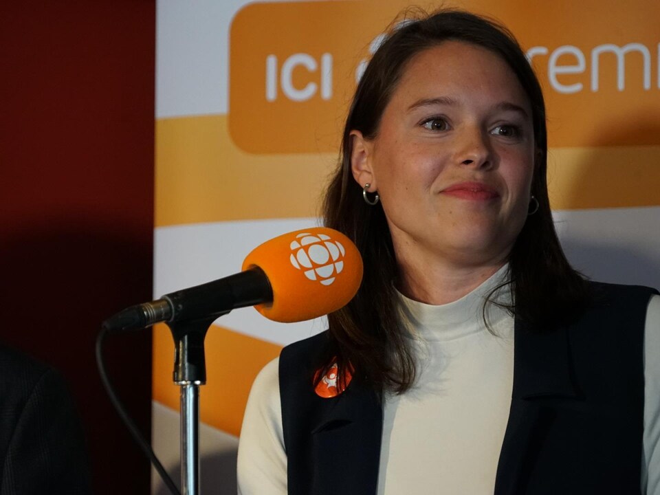 Myriam Lapointe-Gagnon lors d'un débat électoral radiophonique.
