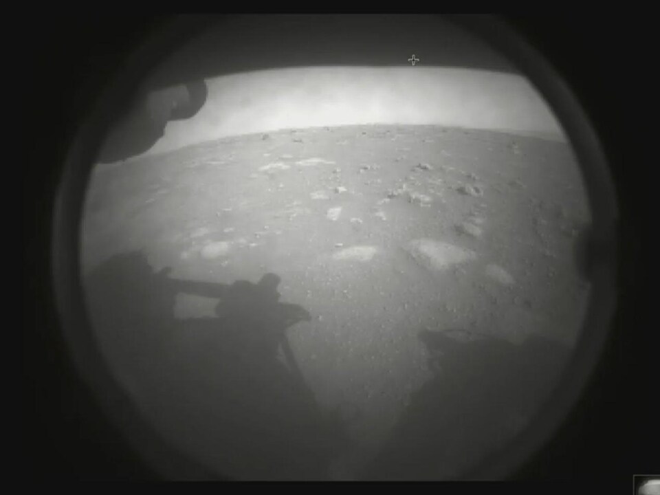 La première image de la surface martienne prise par le robot Perseverance.