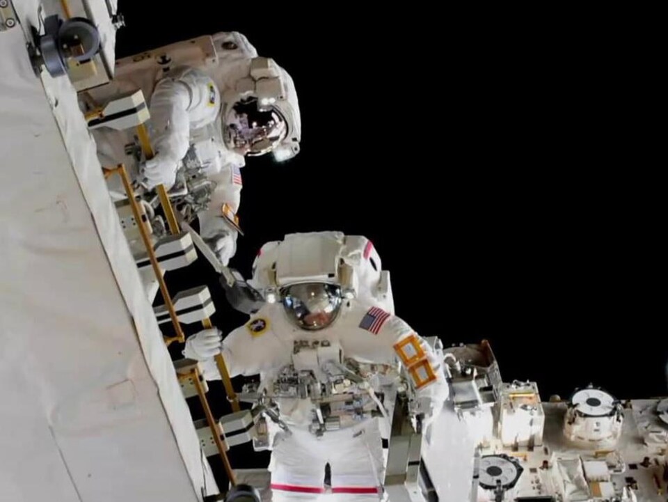 Les astronautes Nick Hague et Anne McClain procèdent à une sortie dans l'espace.