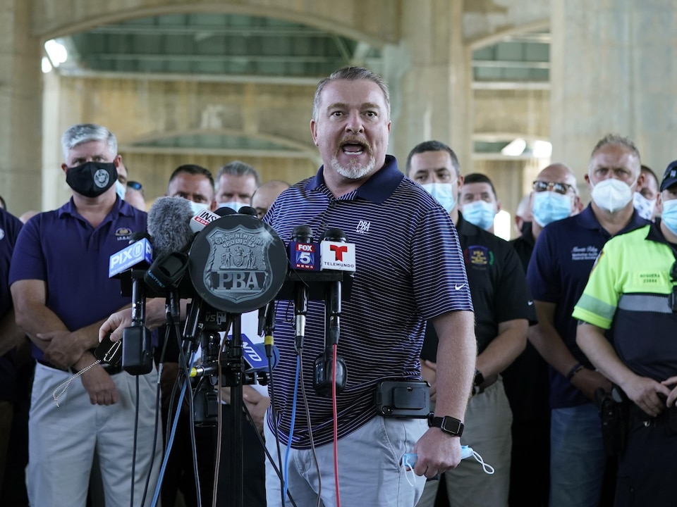 Mike OMeara, le président de la New York Police Benevolent Association, lors d'une conférence de presse. Des policiers se tiennent derrière lui.