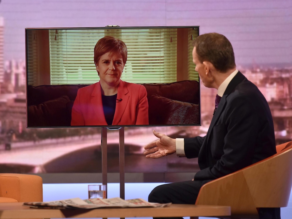 La première ministre écossaise, Nicola Sturgeon, dans un écran de télévision.