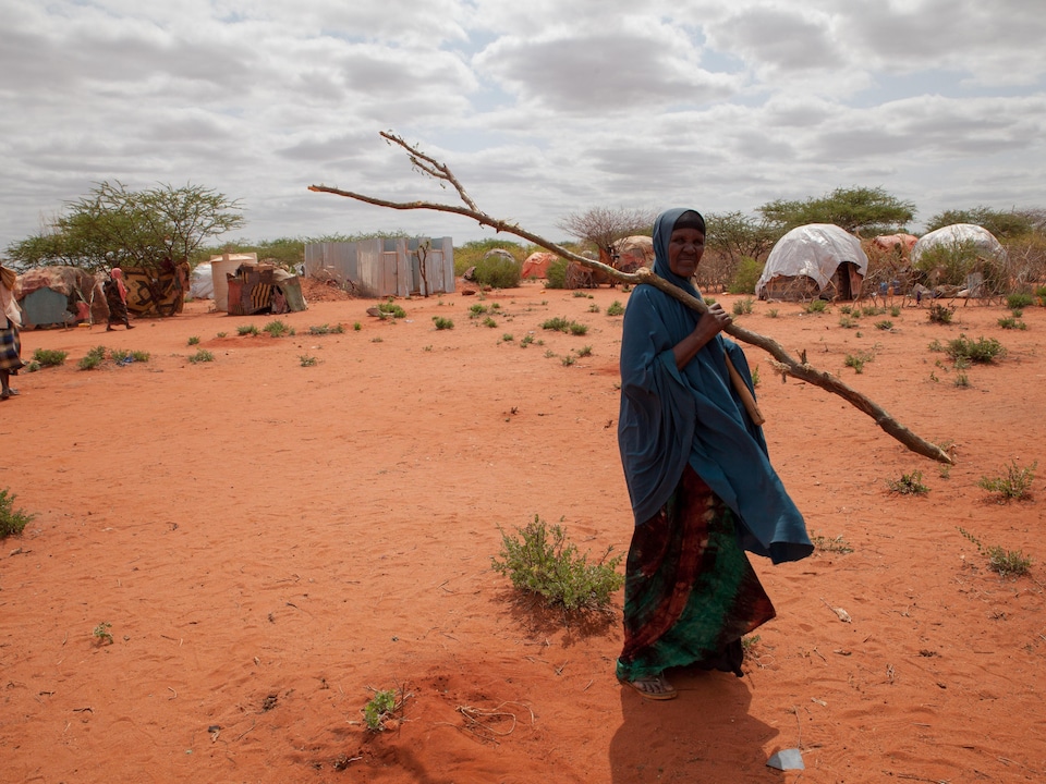 Gros plan sur une femme éthiopienne dans une zone désertique.