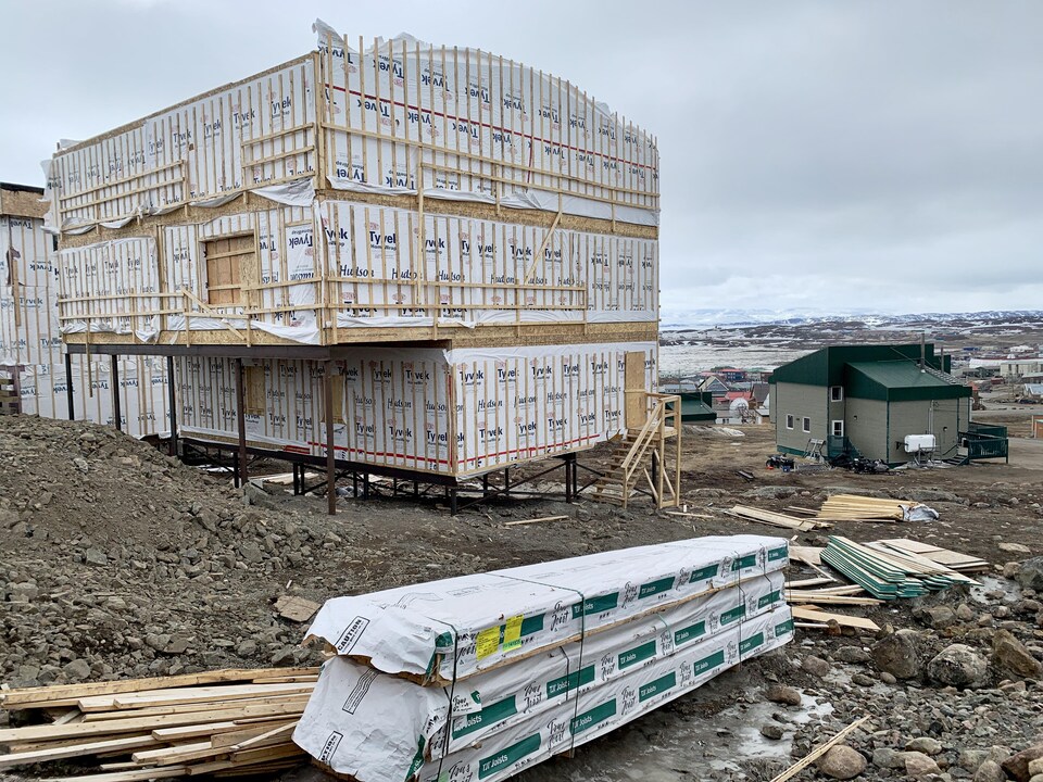 Un chantier de construction montrant une maison sur le point d'être construite à Iqaluit.