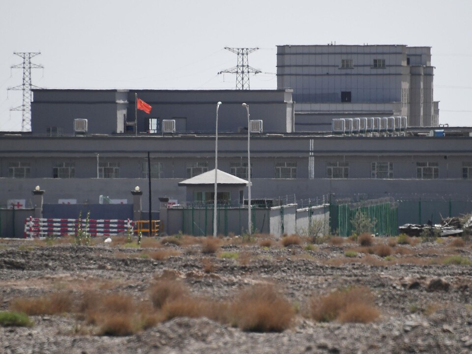 Un bâtiment qui ressemble à une prison.