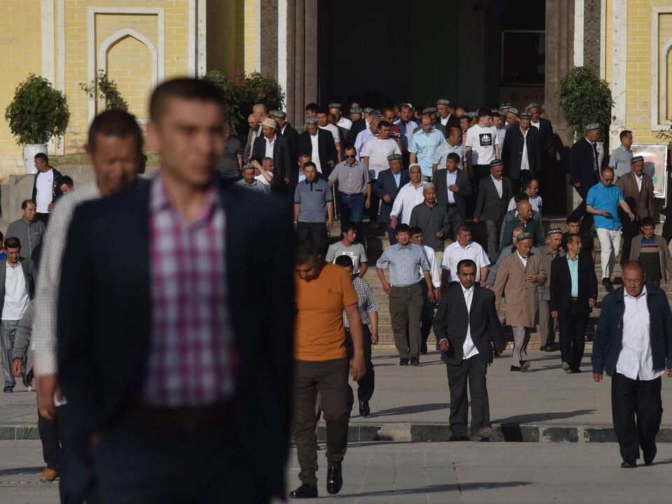 Des fidèles sortent d'une église au Xinjiang.