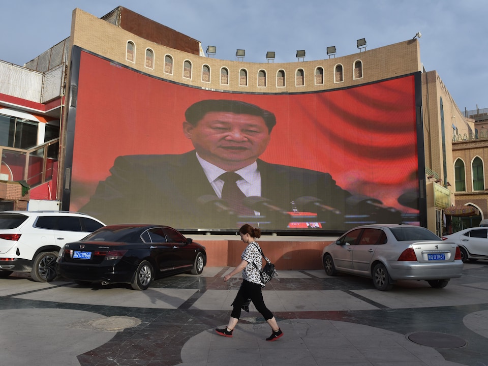 Le président chinois Xi Jinping sur un écran géant.