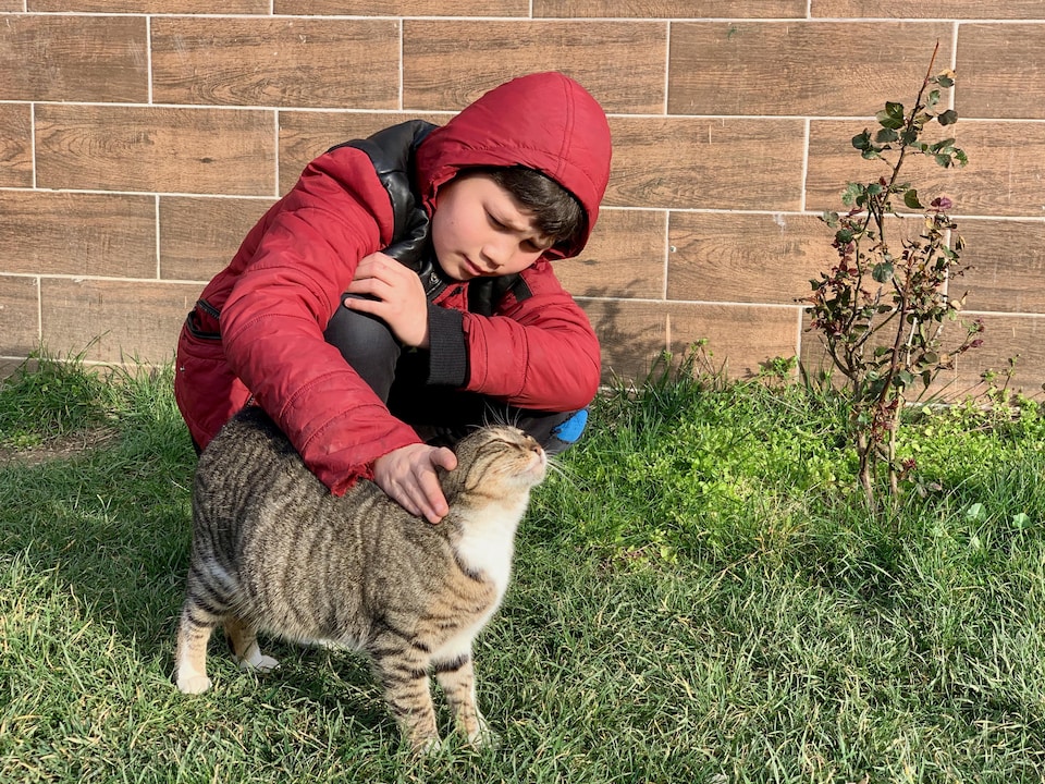 Abdul Malik abraza a un gato.