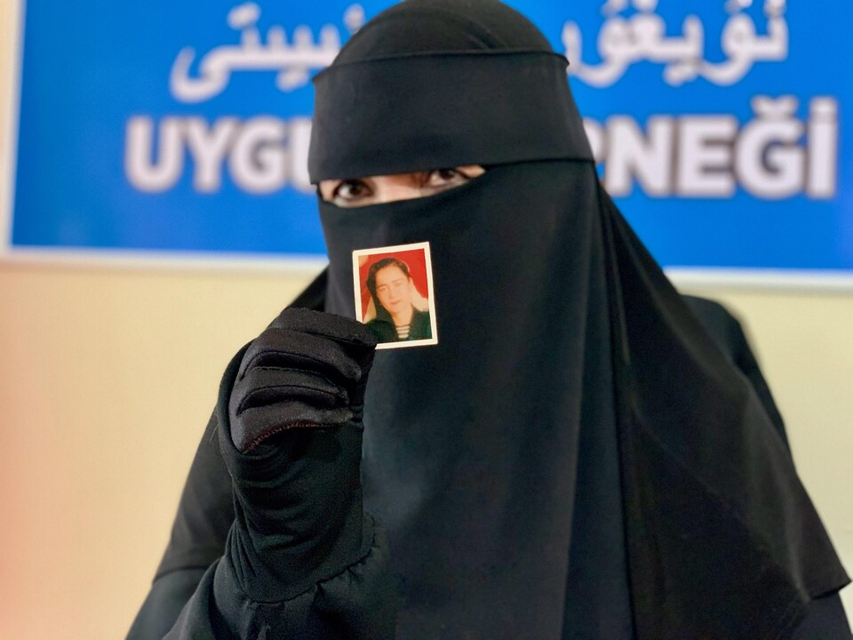 Rehan Gul sostiene una foto.