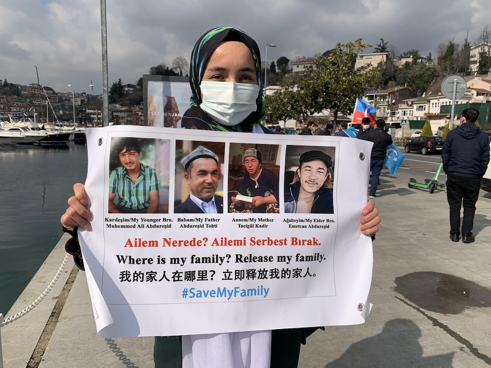 Norsimangul Abdul Rashid sostiene un cartel.