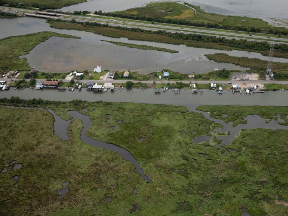 Des maisons entourées d'eau dans un marécage près de La Nouvelle-Orléans.