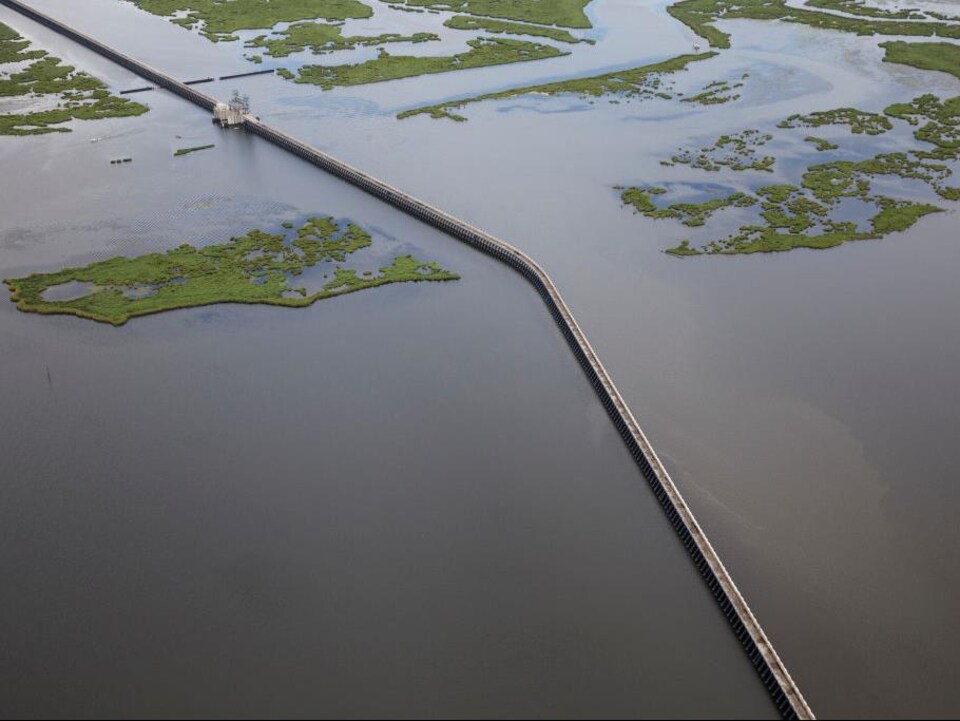 Un long barrage au milieu d'un immense marécage en Louisiane.