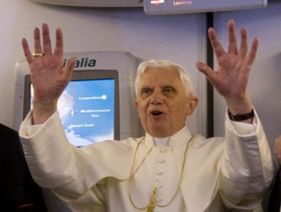 Le pape Benoît XVI lors de la conférence de presse où il a dit ses propos controversés.