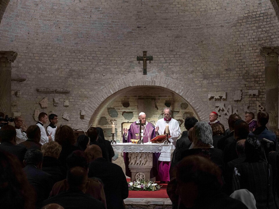 Commémoration des défunts par le pape, dans les Catacombes de Priscille, le 2 novembre 2019 : les Béatitudes ouvrent au chrétien la voie du Ciel Pape-francois-catacombe-de-priscille-2