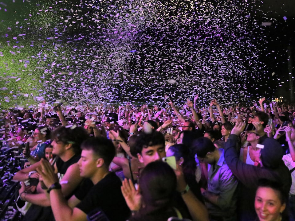 Une foule et des confettis