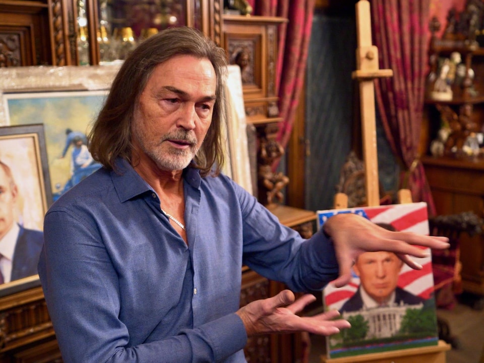 Plan moyen de Nikas Safronov, dans son atelier.