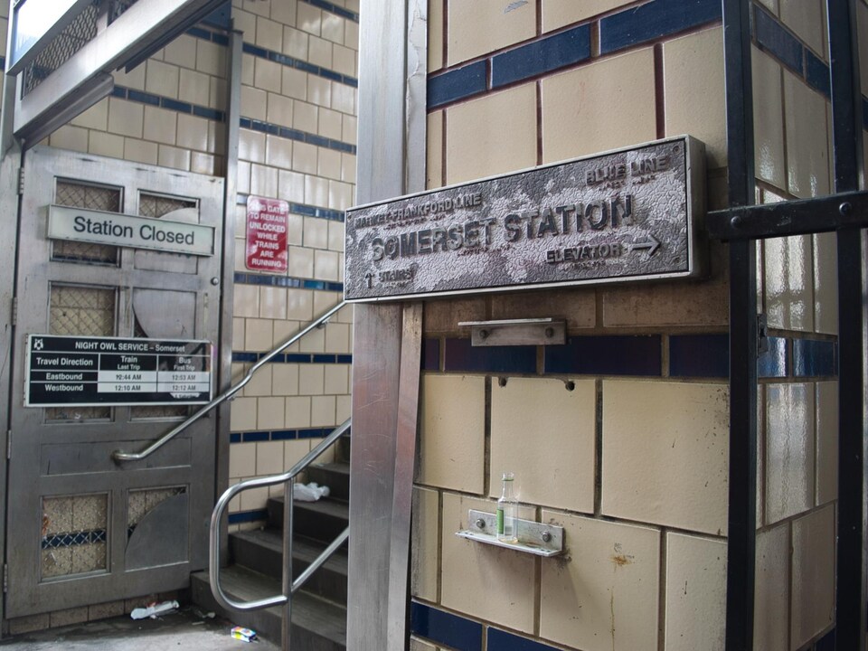 L'entrée de la station de métro Somerset.