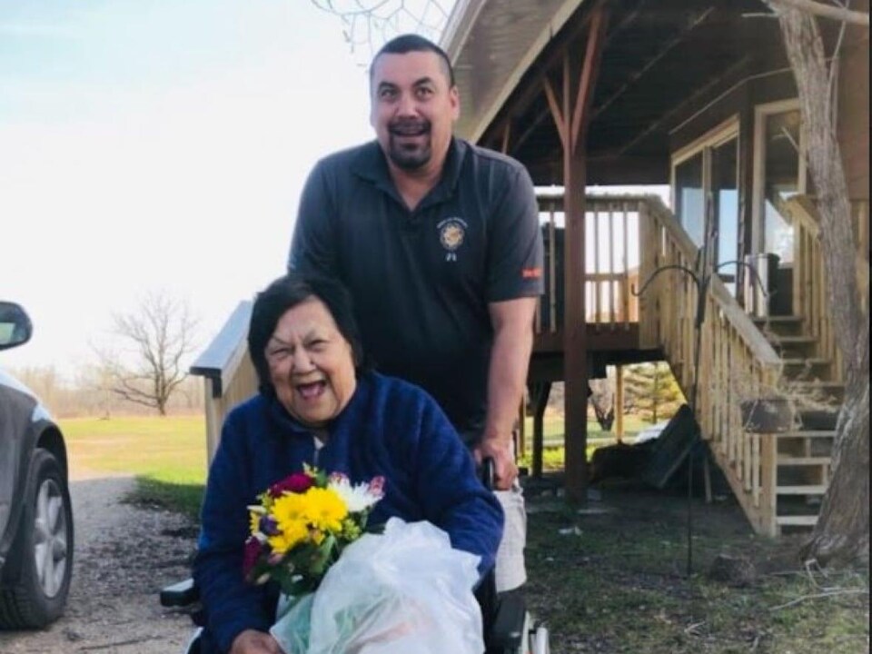 Jason Hocaluk avec sa mère Doreen Hocaluk assise dans un fauteuil roulant.