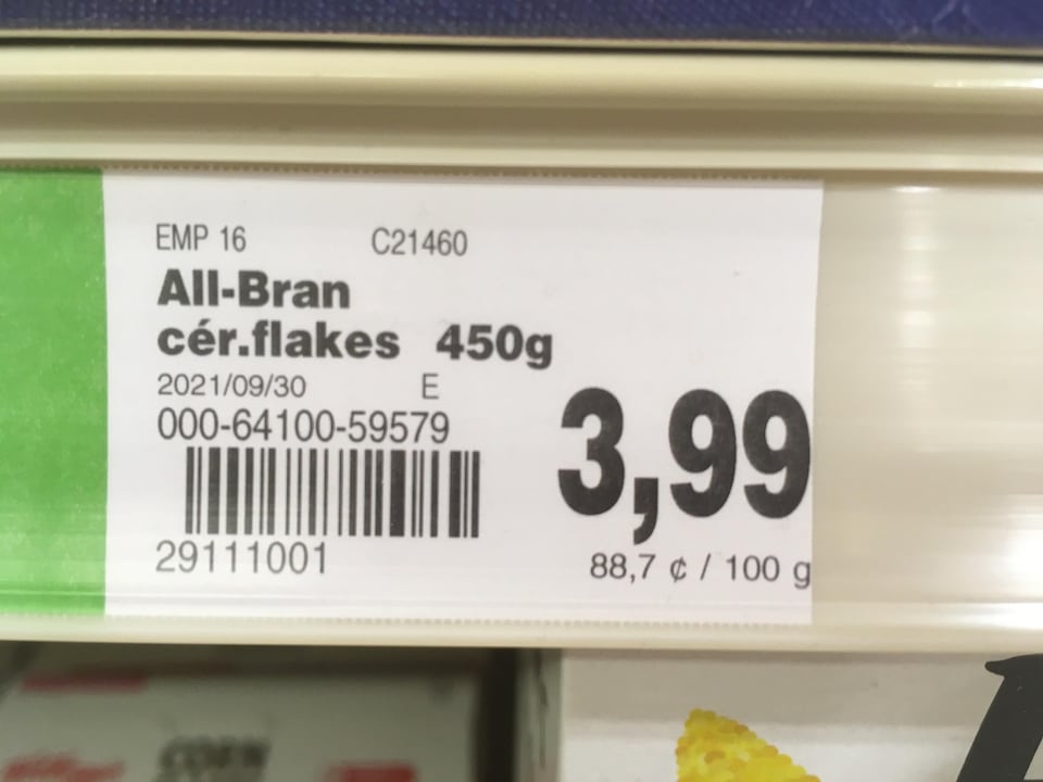 Gros plan sur l'étiquette de prix d'un aliment au supermarché.