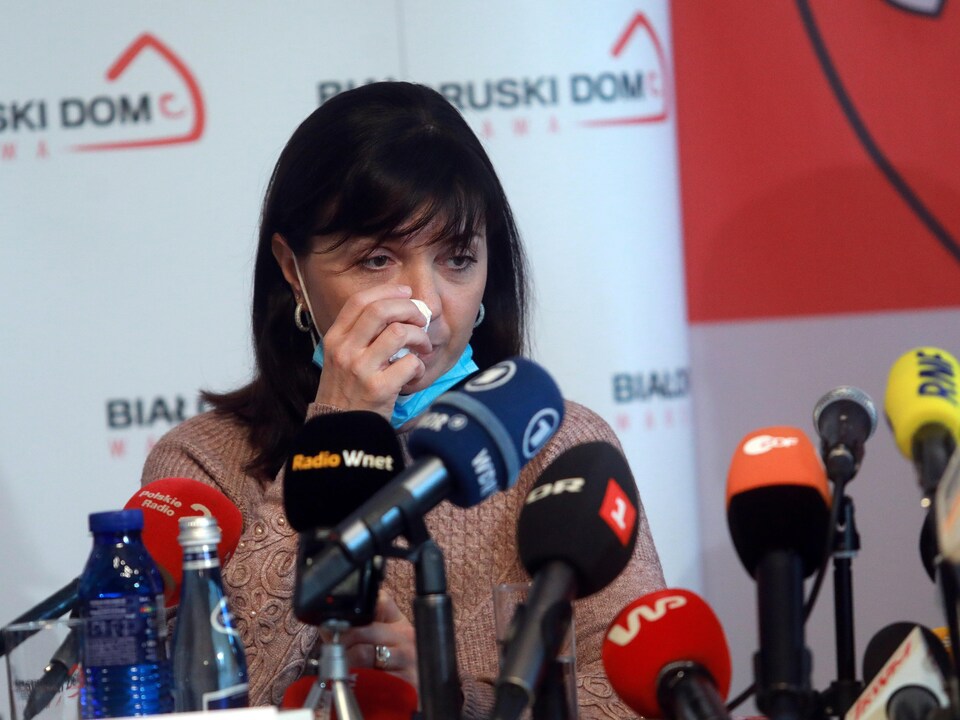 Natalia Protassevich a un mouchoir pour essuyer une larme sur son visage.