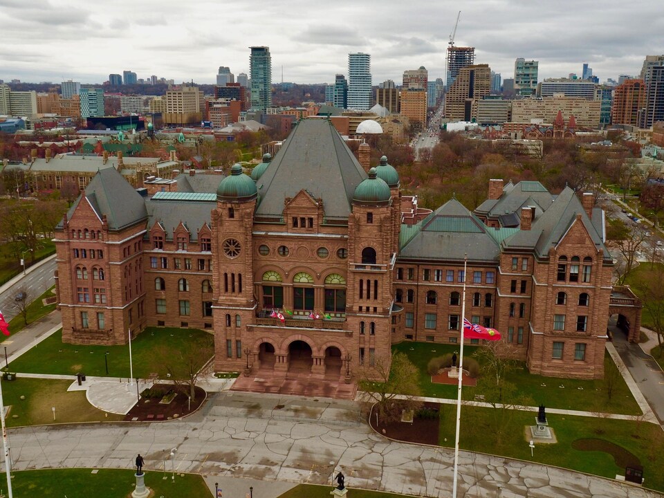 vue aérienne de l'édifice législatif de l'Ontario.