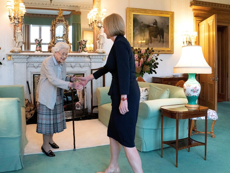 Liz Truss serre la main de la reine Élisabeth II.